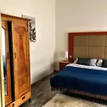 Charming Old Town Retreat Daire *