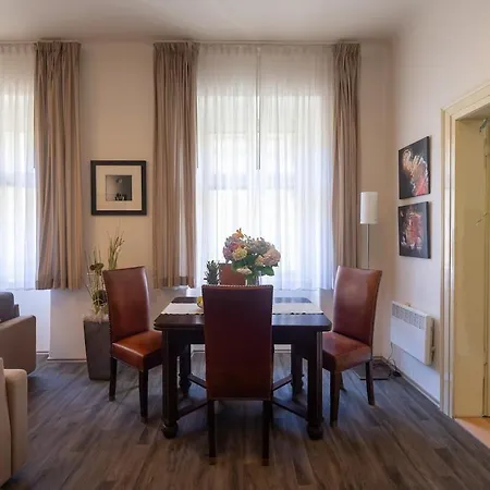 Daire Charming Old Town Retreat *