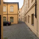 Charming Old Town Retreat דירה *