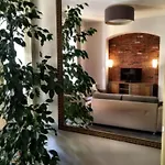 Charming Old Town Retreat דירה